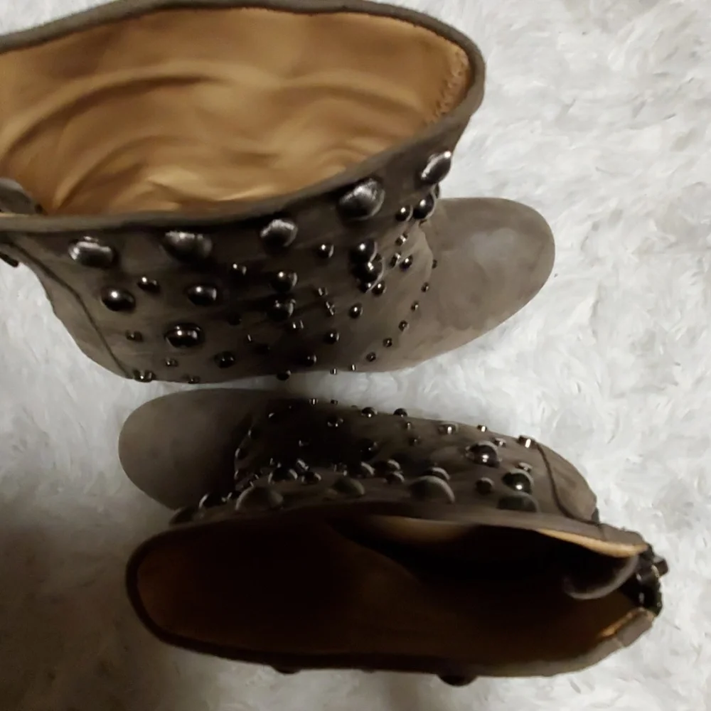 New without tags Badgley mischka kurt booties